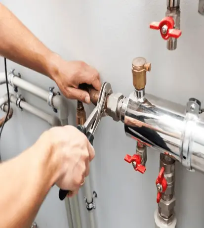 Loodgieter bij kraan montage in keuken